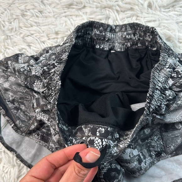 Lululemon Hotty Hot Short II *2.5" Masked Lace Starlight Black - Picture 2 of 5
